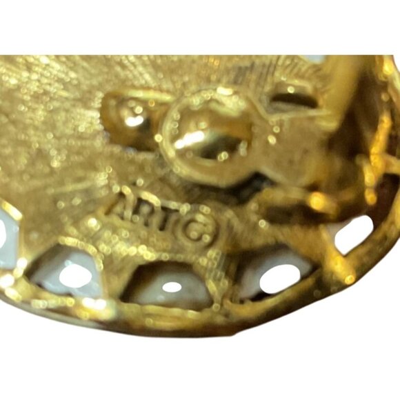 Vintage Cameo Clip-On Earrings With Gold-Tone Setting Portrait Design Signed ART - Picture 4 of 6